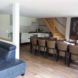 Gemuetlicher Innenbereich des Ferienhauses Bollenveld - de Tulp in De Dennen, Texel mit Ess- und Sitzecke.