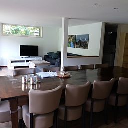 Geraeumiges Esszimmer im Ferienhaus Bollenveld - de Tulp, De Dennen, Texel mit Holzofen und TV.