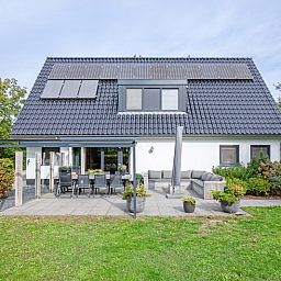 Ferienhaus de Witte Parel im Bungalowpark De Parel, Texel, mit sonniger Terrasse und gruener Umgebung in De Dennen, Watteninseln.