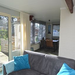 Eetkamer met veel natuurlijk licht in Bungalow Verste Coogh 66, vakantiehuis op Texel.