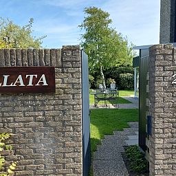 Ingang van Villata, Villapark Residentie Texel met tuinzicht in De Cocksdorp.