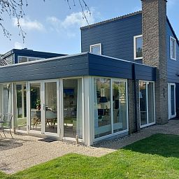 Villata vakantiehuis Texel met zonovergoten terras en groene omgeving.