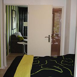 Slaapkamer in Appartement HELIOS - Amelander Kaap met ZWEMBAD, Hollum, Ameland, met modern interieur en comfortabele sfeer.