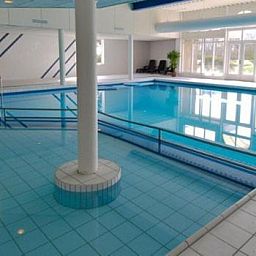 Binnenzwembad van Appartement HELIOS - Amelander Kaap met ZWEMBAD, Hollum, Ameland, ideaal voor ontspanning en plezier.