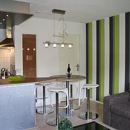 Keuken van Appartement HELIOS - Amelander Kaap met ZWEMBAD, Hollum, Ameland, met moderne apparatuur en gezellige eetruimte.