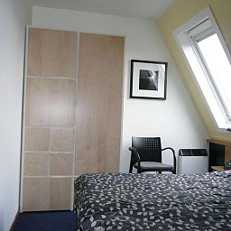 Schlafzimmer in Kaapshoff 32, Hollum, Ameland, mit komfortabler Einrichtung.