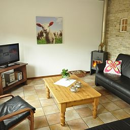 Gezellige woonkamer in Appartementenboerderij de Hek Oost, Hoorn, Terschelling met houtkachel.