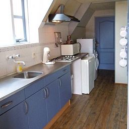 Volledig uitgeruste keuken in appartement Havenzicht, West, Terschelling, met moderne apparatuur voor een zorgeloos verblijf op de Waddeneilanden.