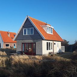 Vakantiehuisje in West aan Zee, Terschelling met uitzicht op duinen, ideaal voor ontspanning op de Waddeneilanden.