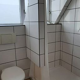 Moderne badkamer in Vakantiehuisje in West aan Zee, Terschelling, met douche en toilet voor een comfortabel verblijf op de Waddeneilanden.