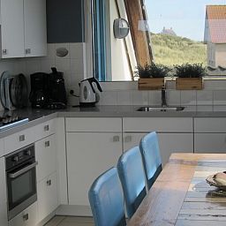 Moderne keuken in Nij Jit vakantiehuis, Midsland aan Zee Terschelling, met uitzicht op duinen.