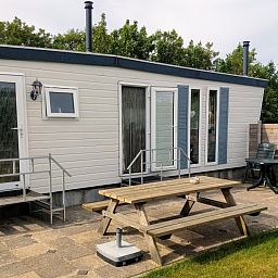 Zonnig terras bij De Clochard nr 37 in Midsland Noord, Terschelling, Waddeneilanden.