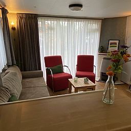 Open woonkamer met keuken in De Clochard nr 37, Midsland Noord, Terschelling.