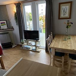 Eethoek en tv in De Clochard nr 37, Midsland Noord, Terschelling, Waddeneilanden.