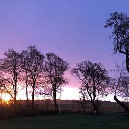 Atemberaubender Sonnenuntergang im Ferienhaus in Midsland Noord, Terschelling. Geniessen Sie die Gelassenheit der Natur auf den Watteninseln.
