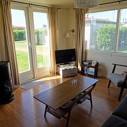 Comfortable sitting area in De Doorloper vacation home, Midsland Noord, Terschelling overlooking garden on the Wadden Islands.