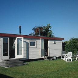 Exterior of The Doorloper chalet in Midsland Noord, Terschelling, with spacious garden on the Wadden Islands.