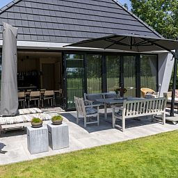 Noordhoek vakantiehuis in Midsland Noord, Terschelling met zonnig terras en groene omgeving op de Waddeneilanden.