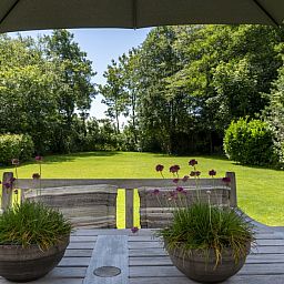 Geniet van het groene uitzicht vanaf het terras van vakantiewoning Noordhoek in Midsland Noord, Terschelling, Waddeneilanden.