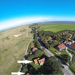 Luchtfoto van de omgeving van WadsEb.com, vakantiehuis in Klein Hoorn, Terschelling, met uitzicht op het eiland.