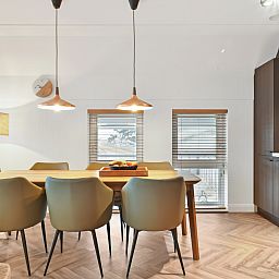 Cozy sitting area with modern furnishings in the 4-6L apartment, Terschelling.