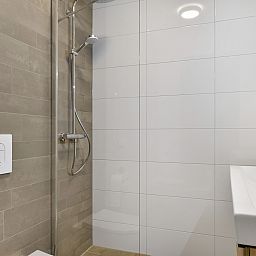 Moderne keuken in 4-persoons appartement 4C1, West-Terschelling, met houten kasten en apparatuur.