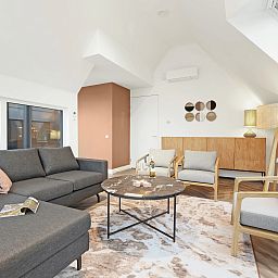 Modern kitchen in 6-person penthouse 6LP, West-Terschelling, Terschelling with spacious dining table and stylish lighting.