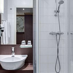 Moderne badkamer met douche in NH Centre Utrecht Hotel, Utrecht, voor een verfrissende ervaring.