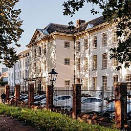 Buitenzijde van Grand Hotel Karel V, vakantieappartement in Utrecht omgeven door groen.