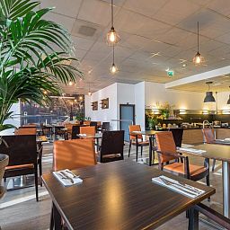 Gezellige eetruimte in Apollo Hotel Utrecht City Centre, Utrecht, perfect voor een ontspannen ontbijt of diner.