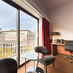 Werkruimte met uitzicht in Apollo Hotel Utrecht City Centre, Utrecht, ideaal voor zakenreizigers in het vakantieappartement.