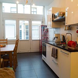 Moderne keuken van B&B Chez Cho, appartement in Utrecht, Utrecht eo, compleet met eetruimte en apparatuur.