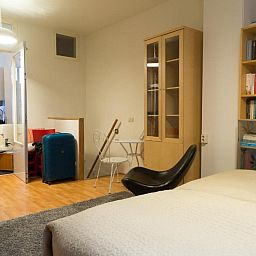 Ruime binnenruimte van B&B Chez Cho, appartement in Utrecht, Utrecht eo, met comfortabele inrichting.