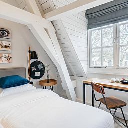 Gezellige eenpersoonskamer in Eye Hotel Utrecht met werkruimte en uitzicht op de stad.