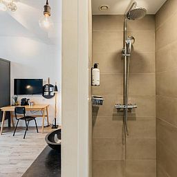 Moderne badkamer en werkplek in Eye Hotel Utrecht vakantieaccommodatie.