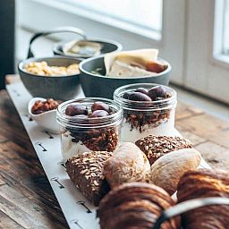 Uitgebreid ontbijt met croissants en yoghurt in Eye Hotel Utrecht appartement.