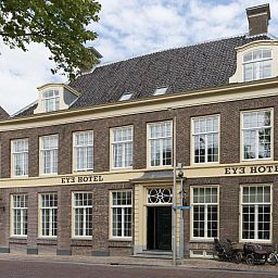 Historische gevel van Eye Hotel in het centrum van Utrecht, ideaal vakantieverblijf.
