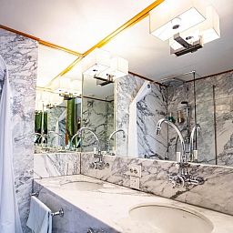 Luxe marmeren badkamer in Hotel Museumkwartier Utrecht, vakantie appartement in Utrecht met moderne voorzieningen.