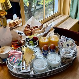 Ontbijt bij Hotel Museumkwartier Utrecht, vakantie appartement in Utrecht met vers fruit en croissants.