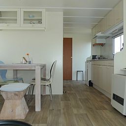 Modern kitchen and dining area in Eilandgeluk chalet, Ballum, Ameland, perfect for a comfortable vacation on the Wadden Islands.