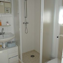 Stylish bathroom in Eilandgeluk chalet, Ballum, Ameland, with modern shower and facilities on the Wadden Islands.