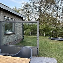Tuin met trampoline bij Zeevonk bungalow in Ballum, Ameland, perfect voor gezinnen op de Waddeneilanden.
