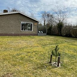 Zeevonk bungalow in Ballum, Ameland, omringd door een ruime tuin, ideaal voor ontspanning op de Waddeneilanden.
