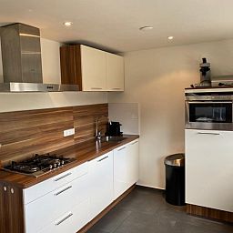 Voll ausgestattete Kueche in Tree Lodge, Ballum, Ameland mit modernen Geraeten.