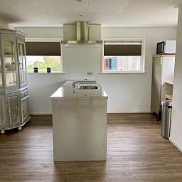 Geraeumige Kueche mit Kochinsel in Lodge 't Pandje, Ballum, Ameland, ideal fuer kulinarische Erlebnisse.