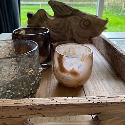 Dekorative Details in der Lodge 't Pandje, Ballum, Ameland, mit kunstvollen Glas- und Holzelementen.