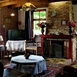 Spacious living room of vacation home Suzan in Ballum, Ameland with authentic details, ideal for a family stay on the Wadden Islands.
