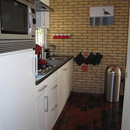 Functionele keuken in De Klipper vakantiehuis, Ballum, Ameland met moderne apparatuur.