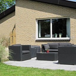 Comfortabel terras bij De Klipper vakantiehuis, Ameland met stijlvolle zitmeubelen.