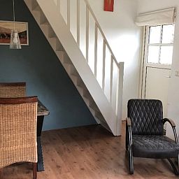 Gezellige eetruimte in Vakantiehuisje in Buren Ameland, perfect voor familiediners op de Waddeneilanden.